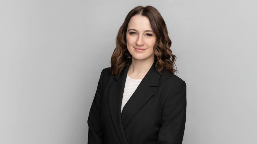 [Noua lume nouă] Adina Trandaf: Cu cât crește volumul de conținut și ușurința cu care acesta poate fi produs, cu atât devine mai vizibil ce nu poate fi replicat: judecata, cultura, felul în care alegi